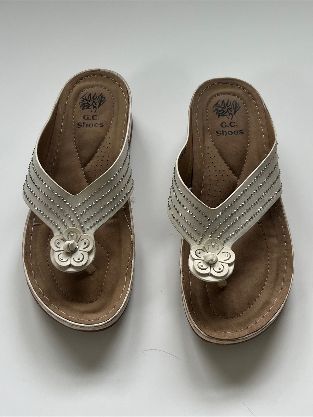 G.C. Shoes Women's Ivory Flower Thong Sandals